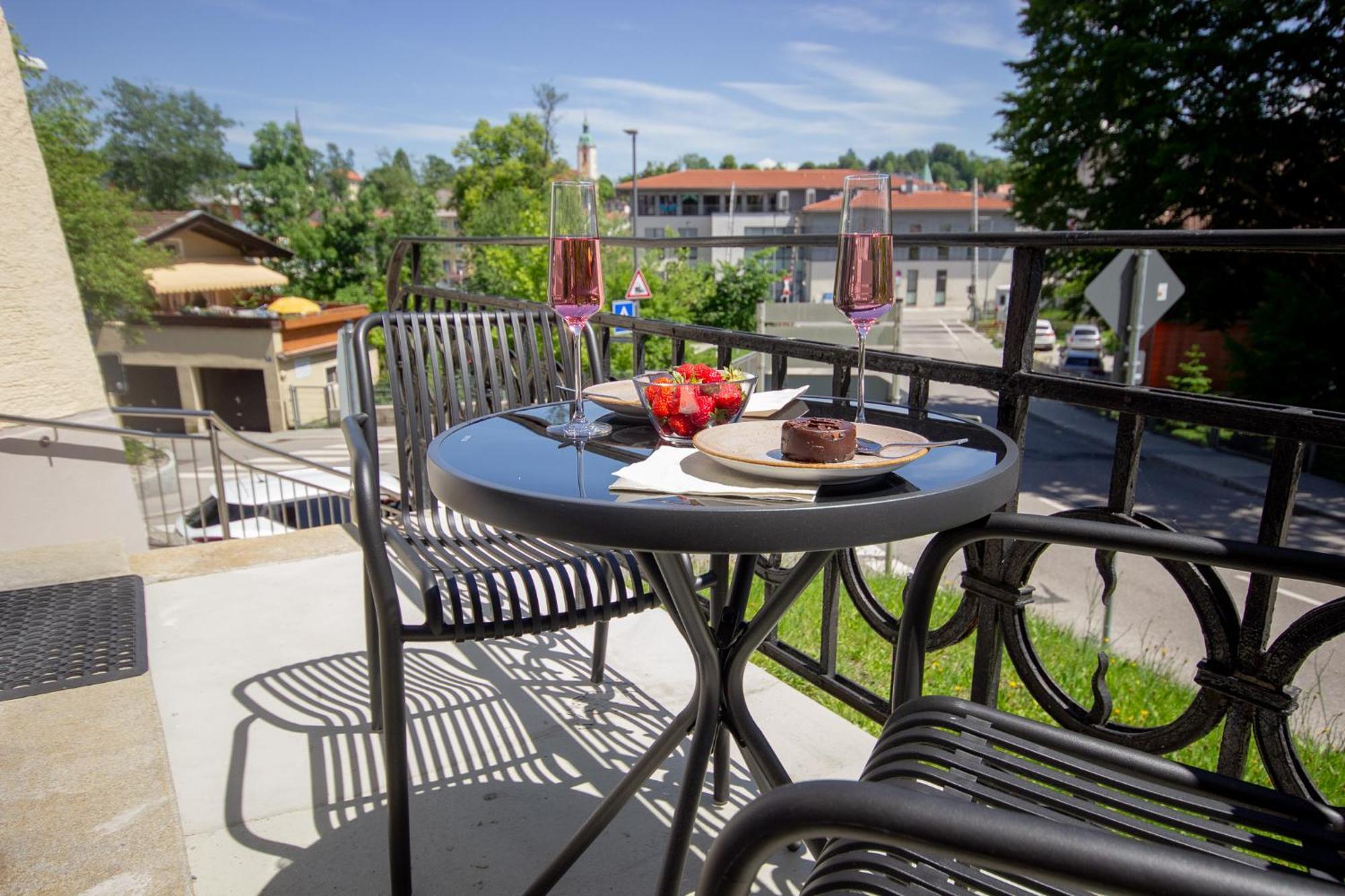 Liebelei Miesbach - Boutique-Apartment Mit Terrasse Im Zentrum Zewnętrze zdjęcie